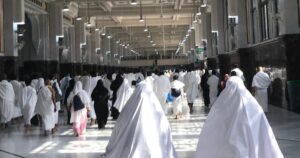 Jamaah melaksanakan tata cara sa'i antara bukit Shafa dan Marwah sesuai sunnah
