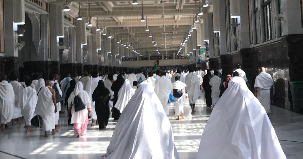 Jamaah melaksanakan tata cara sa'i antara bukit Shafa dan Marwah sesuai sunnah