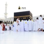 Jamaah melaksanakan tata cara thawaf sesuai sunnah mengelilingi Ka'bah