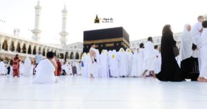 Jamaah melaksanakan tata cara thawaf sesuai sunnah mengelilingi Ka'bah