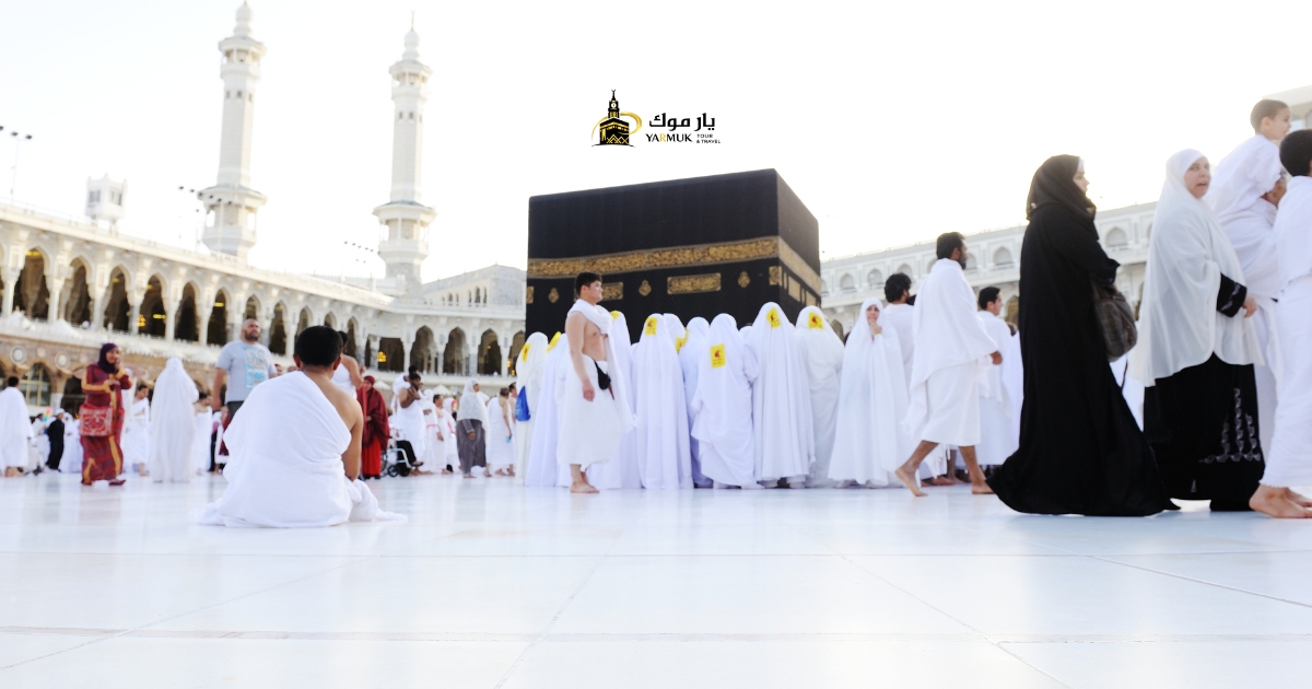 Jamaah melaksanakan tata cara thawaf sesuai sunnah mengelilingi Ka'bah